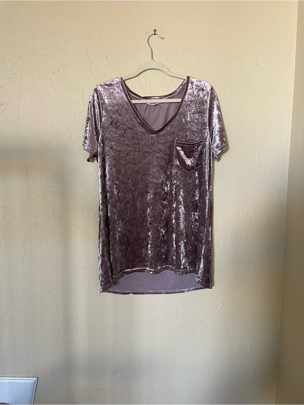 Velvet Crushed V-Neck Pocket Tee in Mauve
